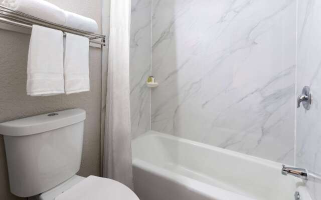 Days Inn & Suites by Wyndham Fort Pierce Midtown