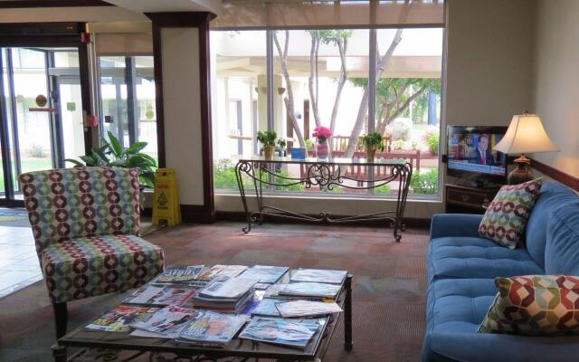 Days Inn by Wyndham Montgomery Near AUM