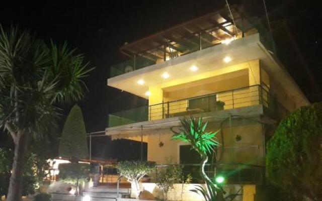 Unwind in a Spacious flat with Gardens near Beach