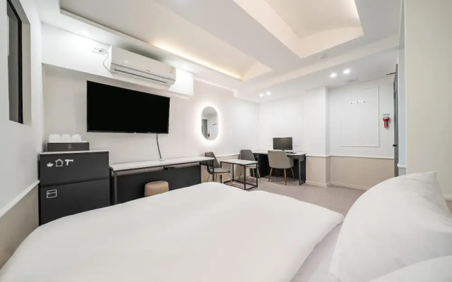 Gangnam Spring Hotel(봄 호텔)