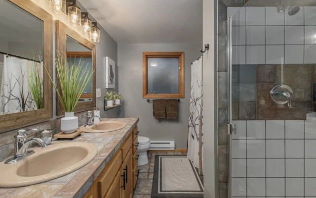 Bear Paw 2 Bedroom Home by NW Comfy Cabins by RedAwning