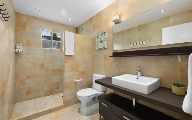 3BR 2BA Near Eagle Beach w Private Pool