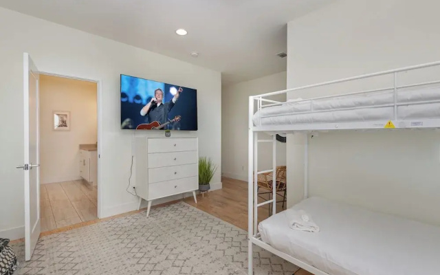 Citrine-private Patio & Balcony-near Germantown
