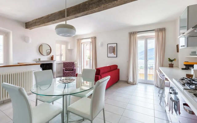 Lake View Terrace Apartment by Rent all Como