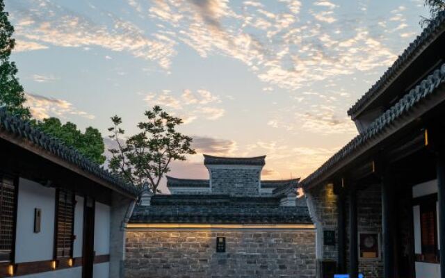 Ningbo Cloud Hotel (Cicheng Ancient County Chengchenghuang Temple)
