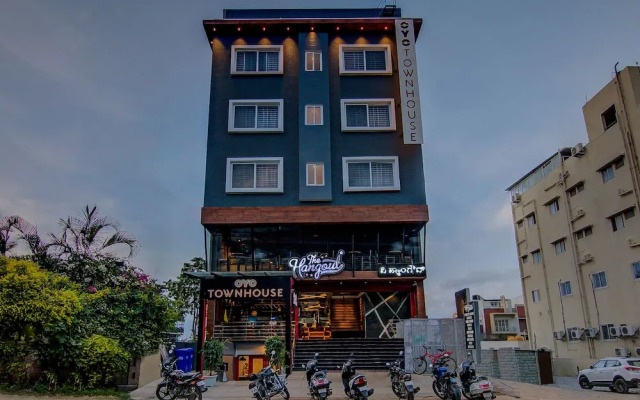 OYO Townhouse 040 Global Village Tech Park