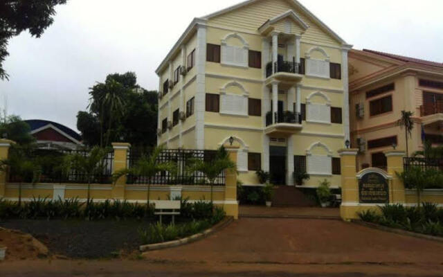 Colonial Lake Palace