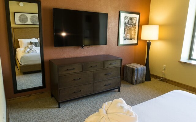 Updated Studio w Full Kitchen Spacious Living Room by RedAwning