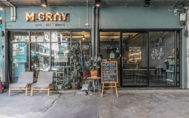 M Gray Hostel & Cafe