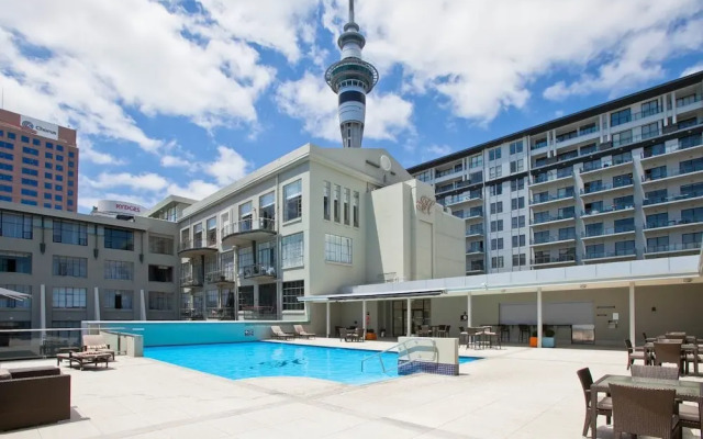 Spacious 2Br In Cbd Pool Gym Parking