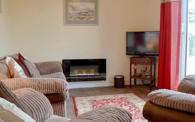 Picturesque Riverside Cottage - 2 Bedroom