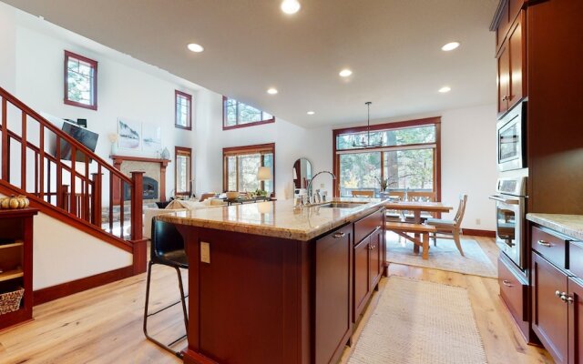 Timbers 15 Private Hot Tub, 2 Car Garage, Washer Dryer, Large Townhouse by RedAwning