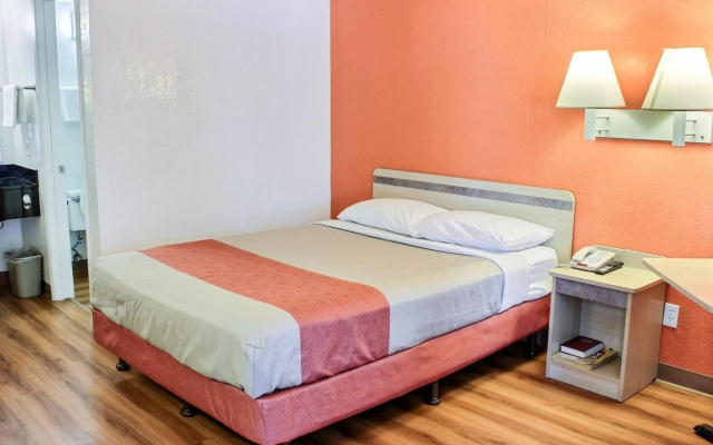 Motel 6 Coalinga, CA - East