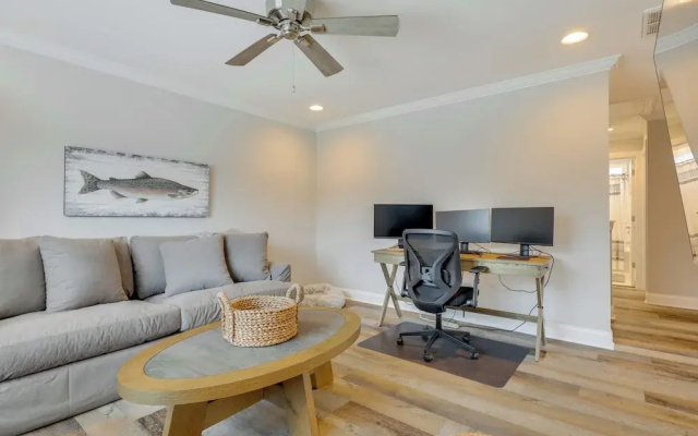 Spacious Home w/ Screened Patio in Wilmington!