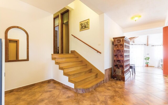 Beautiful Home in Pula With Wifi and 7 Bedrooms