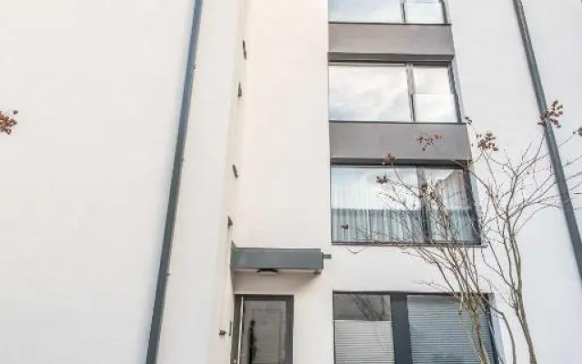 Quiet & new apartment near city center with garage