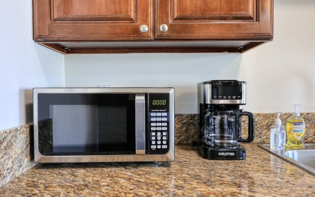 Sunny & Cheerful Near I-10 ~ Queen Beds ~ Parking