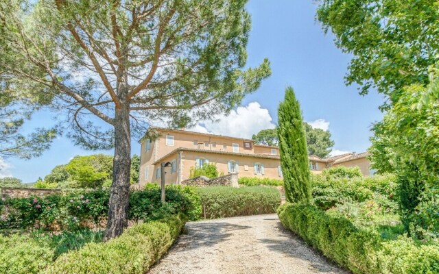 Secluded Holiday Home in Rustrel With Swimming Pool