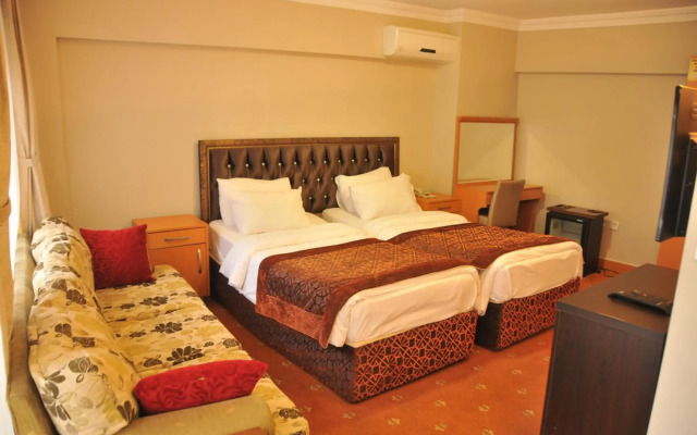 Palace Point Hotel