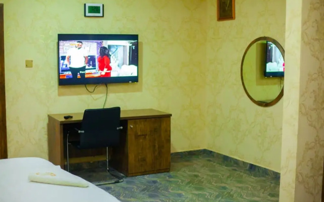 Ronkibog Crystal Hotel & Suites