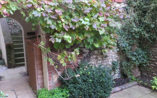 The Garden Flat Tucked Away Close To Amenities
