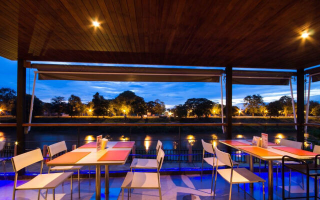 Dragon River Avenue Hotel