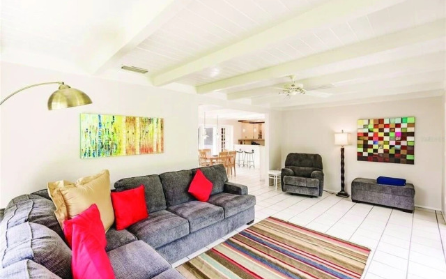 Tropical Siesta 2 Bedroom Home by RedAwning