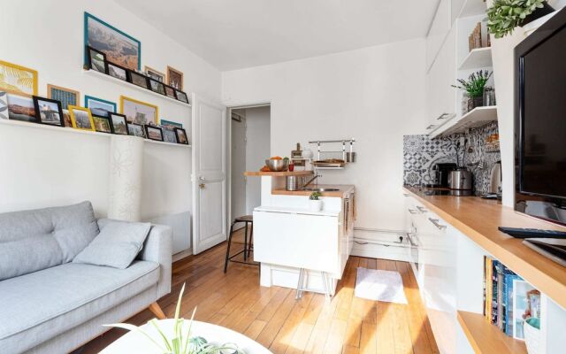 Charming Apartment For 2 In Paris