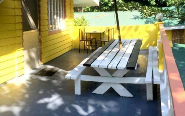 RedDoorz Hostel @ Ragsak Kamp Beach Resort