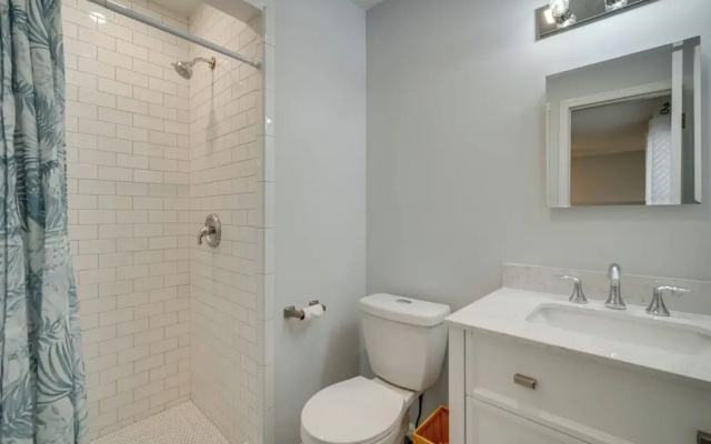 Pet-friendly Villas Vacation Rental: Walk to Bay