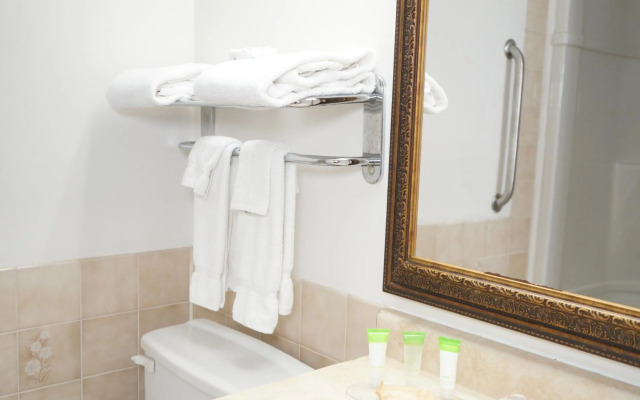 Jolly Roger Inn & Resort