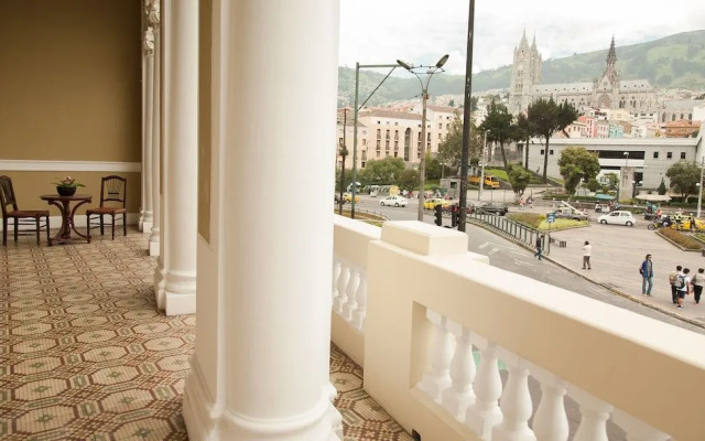 Casona 1914 Quito - Gothic Cathedral View Rooftop