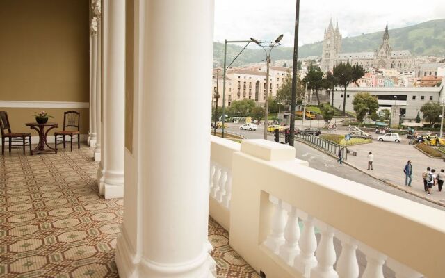 Casona 1914 Quito - Gothic Cathedral View Rooftop