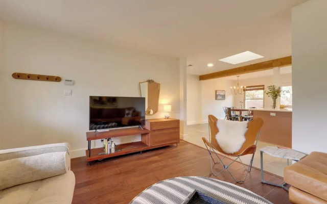 6 Mi to Dtwn Austin: Home w/ Screened Porch & Yard