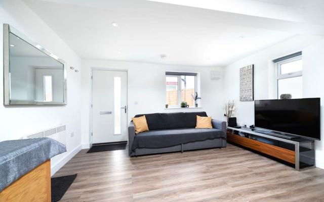Modern Apartment in Enfield With Comfort