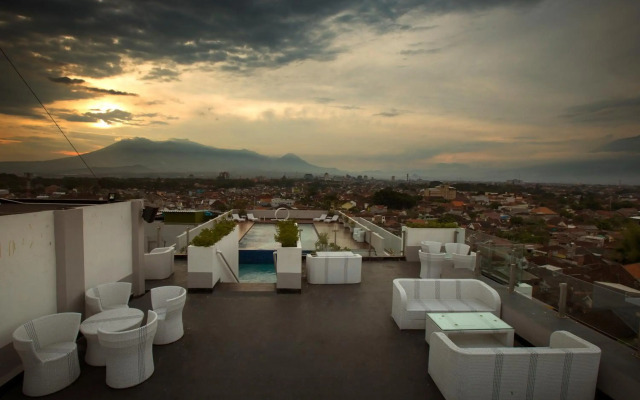 Ascent Hotel and Cafe