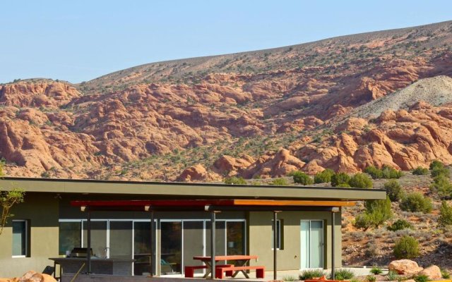 Arroyo Rez - in the beautiful red rocks of Moab with private hot tub