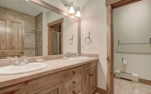 Bright + Scenic 2br - 7ppl Steps To Ski Lifts + Main Street 2 Bedroom Condo by RedAwning