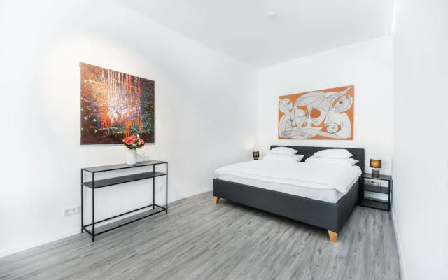 Deluxe Apartment Art Collection With King Bed and Air Conditioning