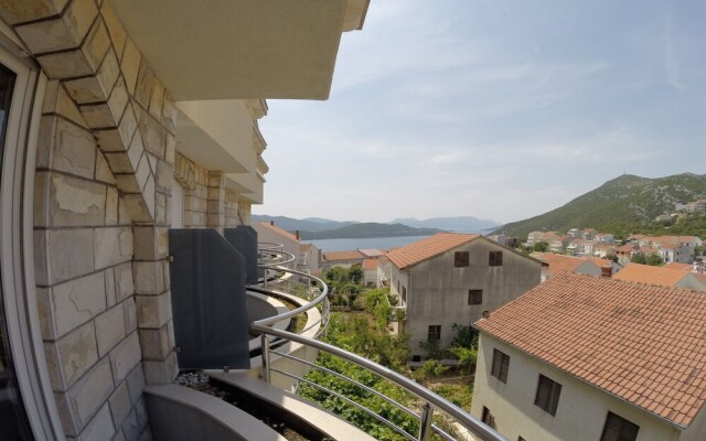 Hotel Lav