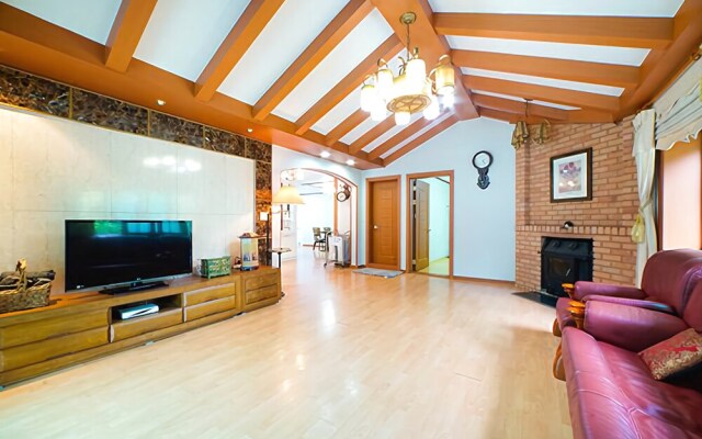 Hongcheon White House Pension