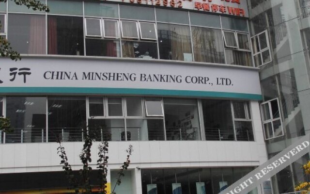 Xinyue Business Hotel (Chongqing Qibo Mansion, Light Rail Station)