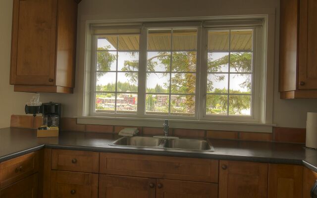 Waters Edge Shoreside Suites