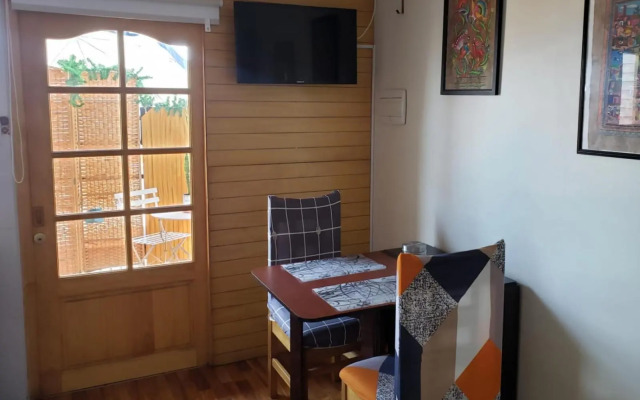 Un lugar encantador con una pequeña terraza