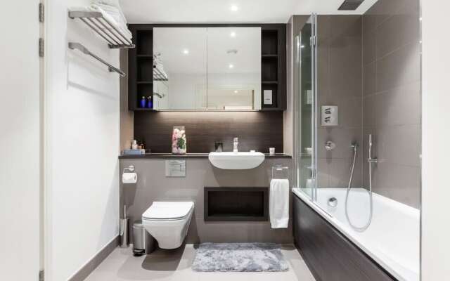 Stunning One Bed Apt W/balcony and Riverview in Greenwich