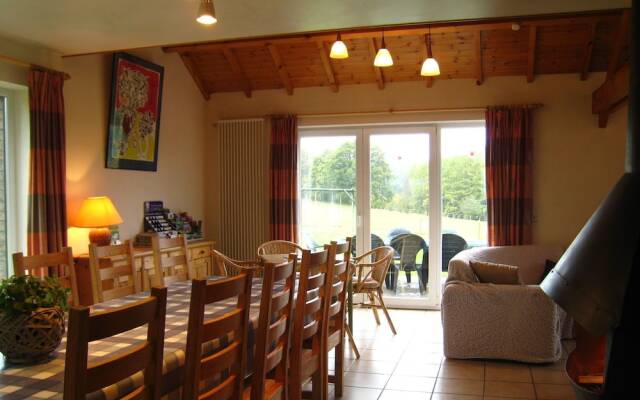 Spacious Holiday Home near Forest