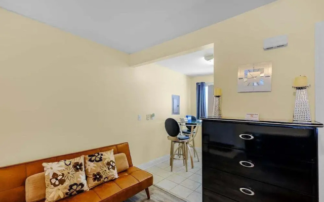 Oak Shores Studio 13