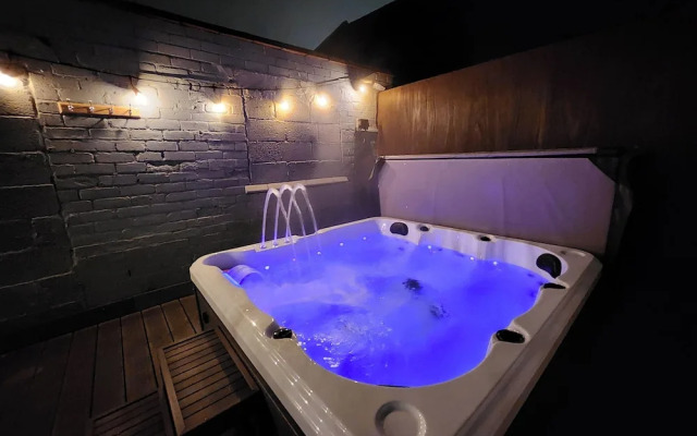 Derby City Centre Apartment With Roof Top Hot Tub