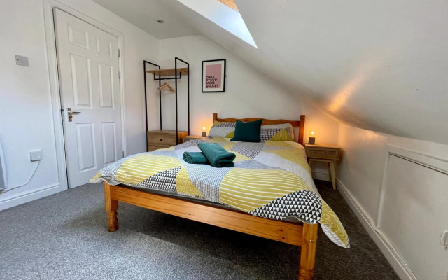 6 Person, 4 Bedroom Light, Warm & Modern Apartment