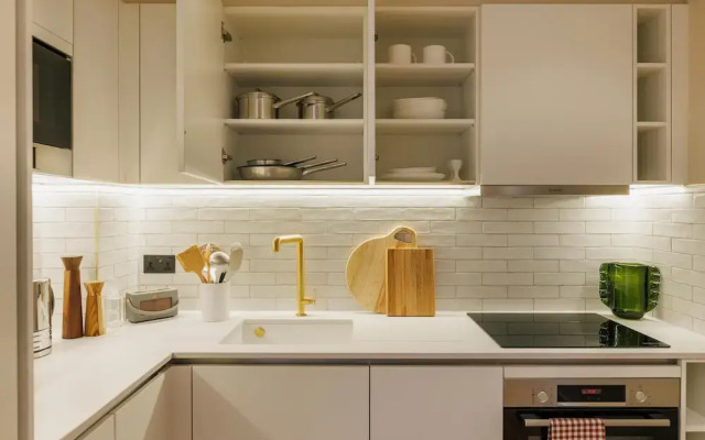 Sophisticated Studio Flat With Rooftop Access